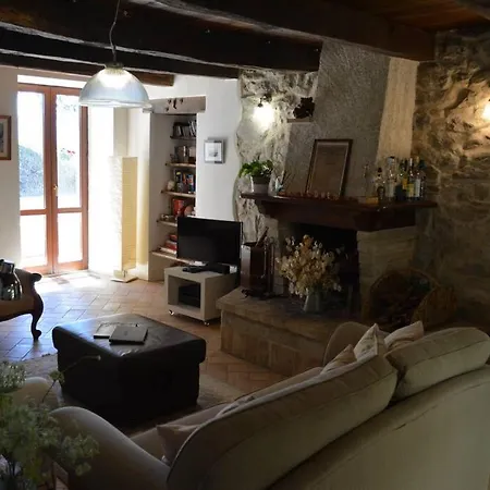 Casa Flori & Leonardo's * Comunanza